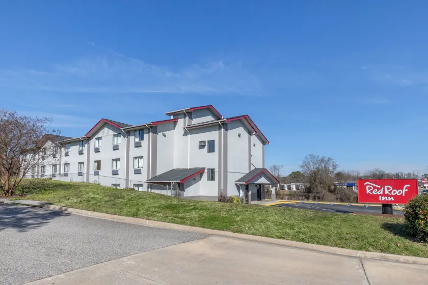 Red Roof Inn Suffolk - Image 1