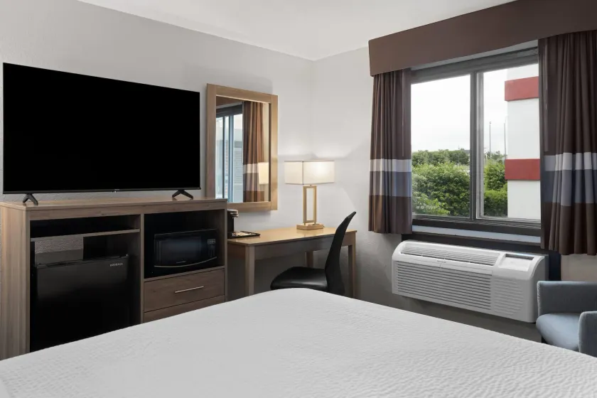 Ramada by Wyndham Cedar Rapids South - Image 1