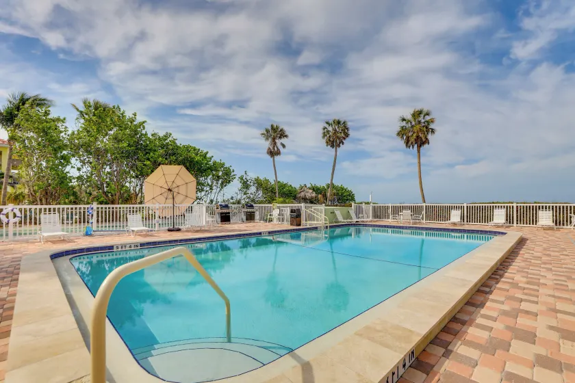 Sunlit Longboat Key Escape w/ Private Resort Beach - Image 1