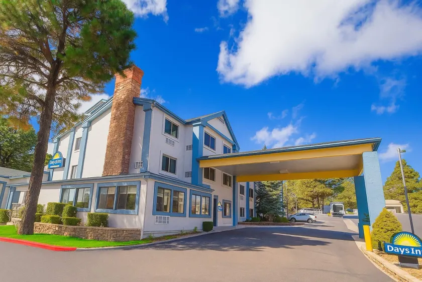 Days Inn & Suites by Wyndham East Flagstaff - Image 1