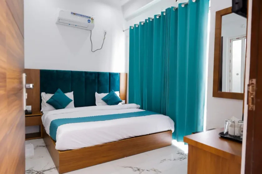 Hotel Parth Inn - Image 1
