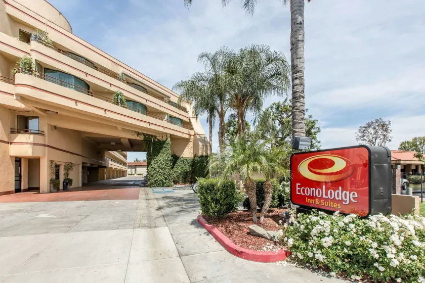 Econo Lodge Inn & Suites Riverside - Corona - Image 1
