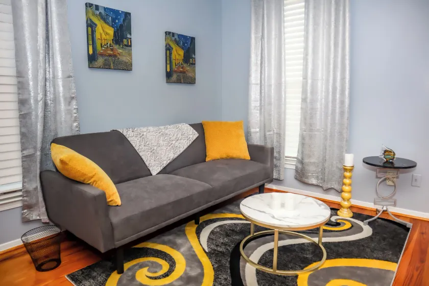 Downtown Cozy 2 BR Apt - 4min drive MardiGras Park - Image 1