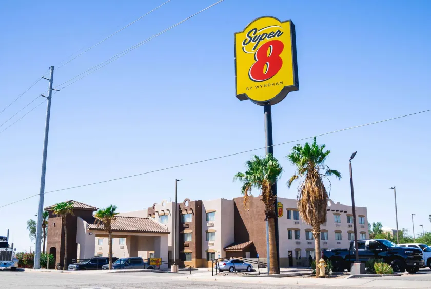 Super 8 by Wyndham Yuma - Image 1