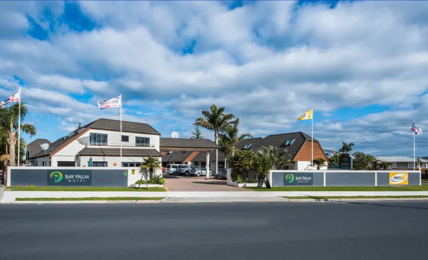 Bay Palm Motel - Image 1
