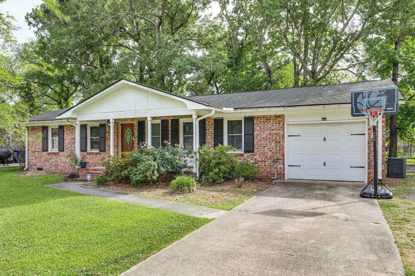Large Yard & Fire Pit! Pet-friendly Home in Ladson - Image 1