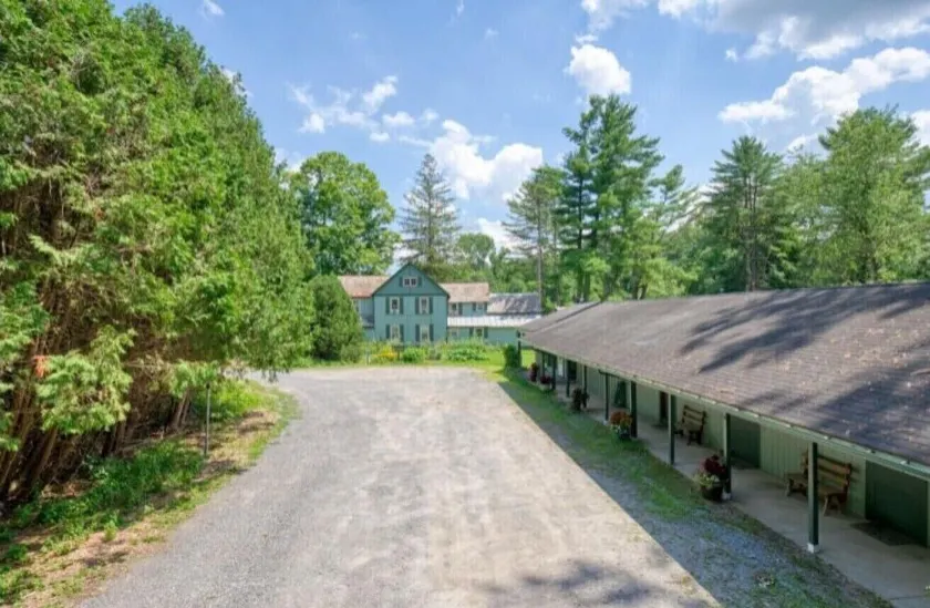 Saratoga Garden Motel - Image 1