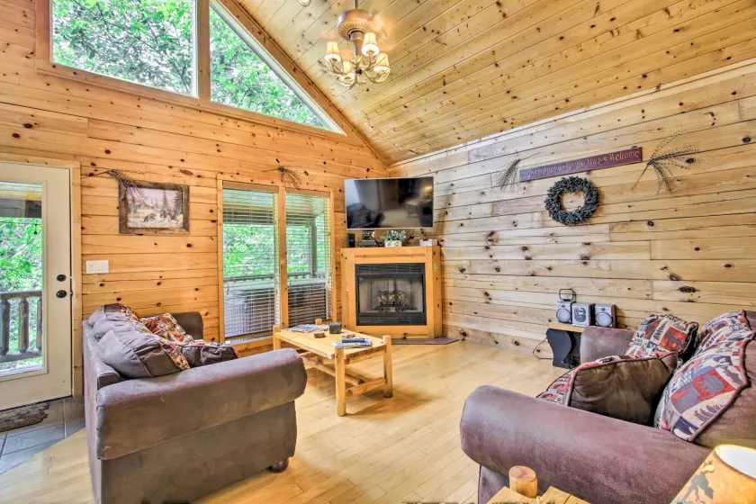 Cabin w/ Hot Tub & Deck ~ 7 Mi to Pigeon Forge! - Innvendig