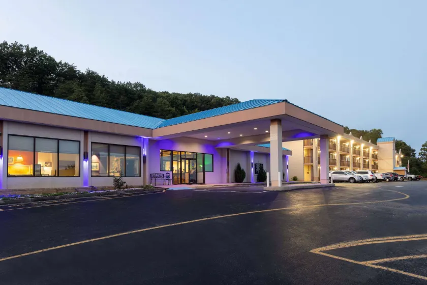 Howard Johnson by Wyndham Salem Hotel & Conference Center - Image 1