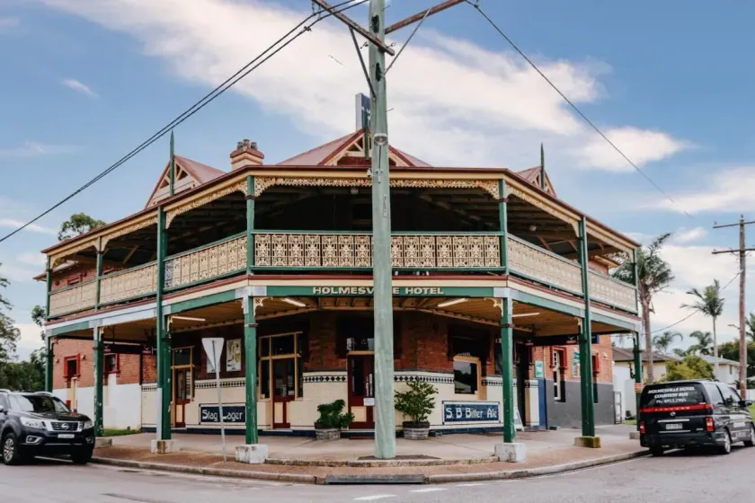 Holmesville Hotel - Image 1