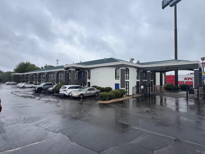 Days Inn & Suites by Wyndham Tuscaloosa - Univ. of Alabama - Image 1