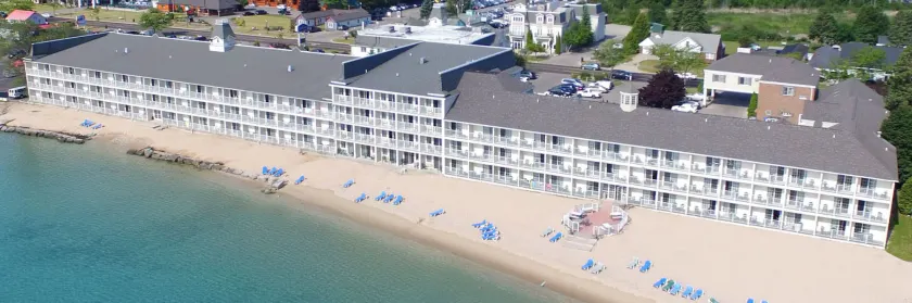 Hamilton Inn Select Beachfront Mackinaw City - Image 1