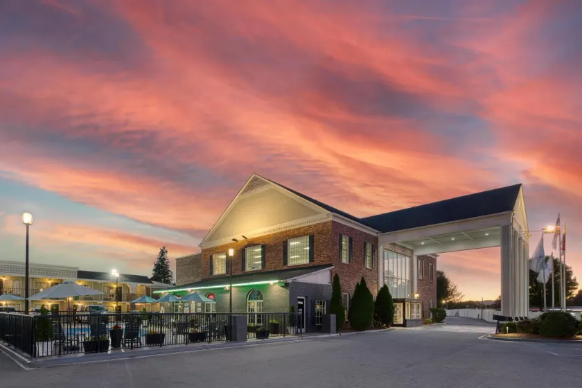 Best Western Hendersonville Inn - Image 1