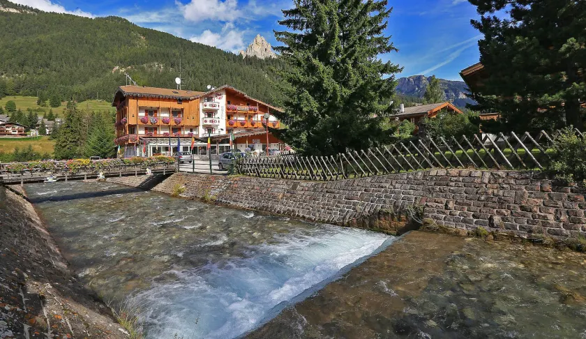 Hotel Chalet Alaska - Image 1