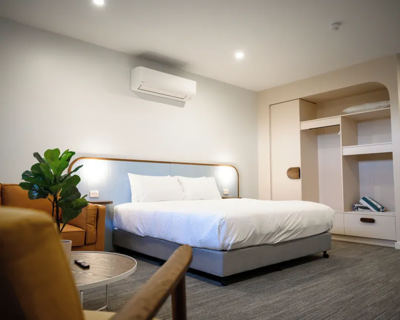 Peninsula Hotel Motel - Image 1
