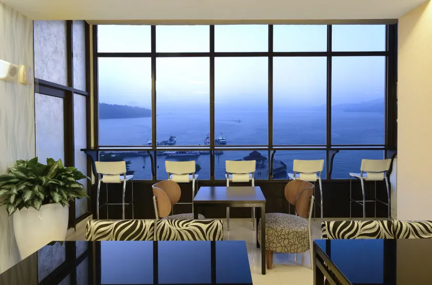 Hu Yue Lakeview Hotel - Image 1
