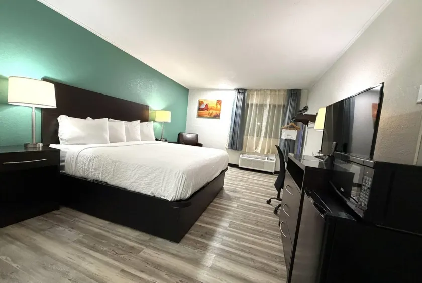 Baymont Inn & Suites by Wyndham Newton IA - Image 1
