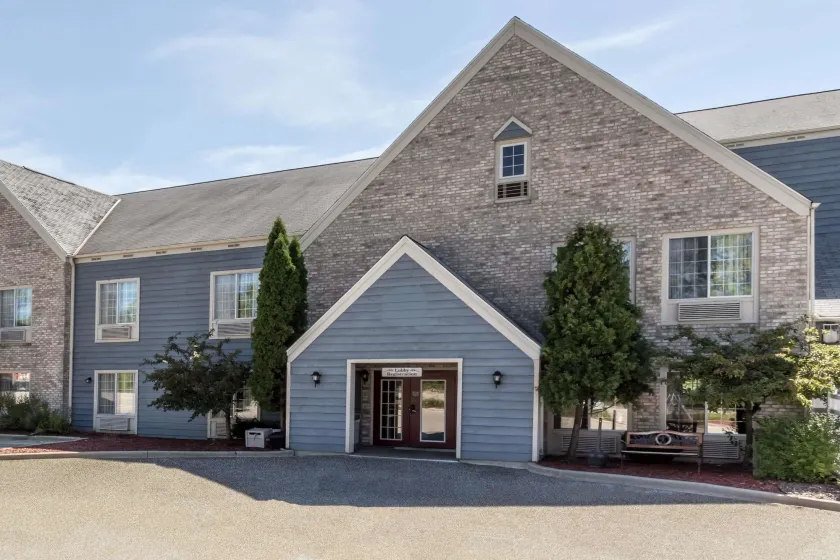 Baymont by Wyndham Mequon Milwaukee Area - Image 1