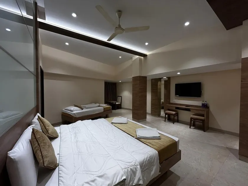 The Paradise Hotel - LUXURY STAY - Image 1