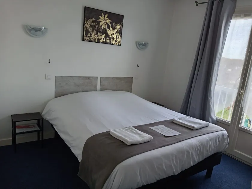 Hôtel Le Lyon Vert Commentry - Image 1