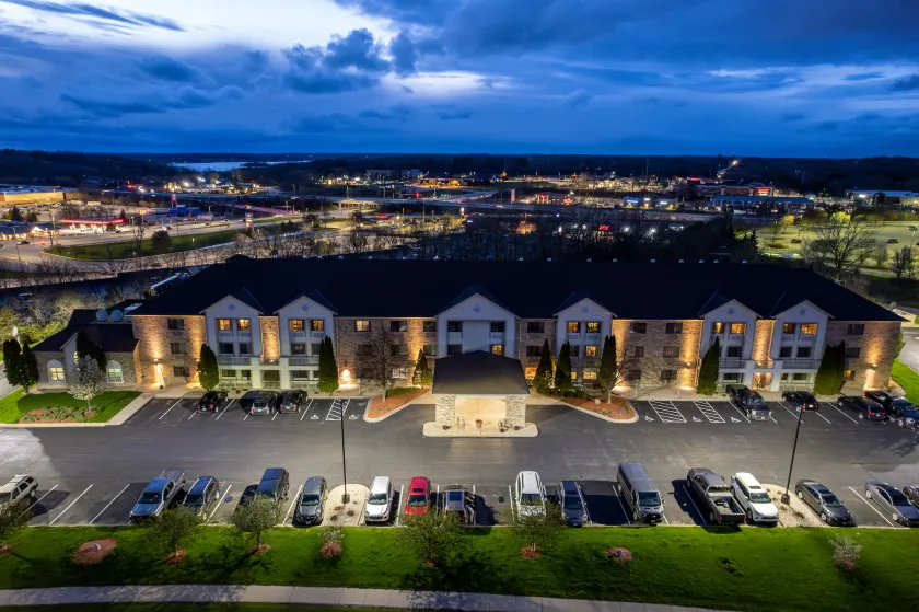 La Quinta by Wyndham Milwaukee Delafield - Image 1