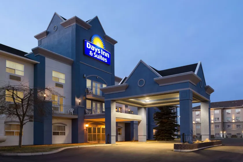Days Inn & Suites by Wyndham Brooks - Image 1