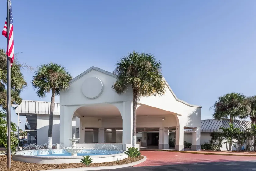 Days Inn by Wyndham St. Petersburg / Tampa Bay Area - Image 1