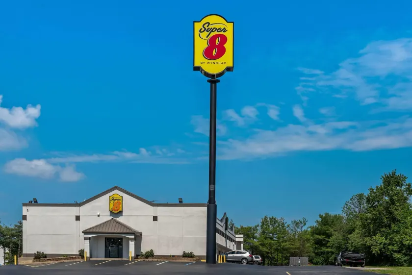 Super 8 by Wyndham Brownsburg - Image 1