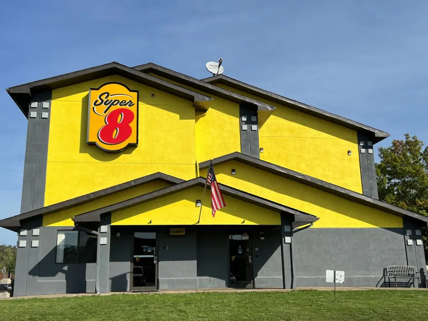 Super 8 by Wyndham Marietta - Image 1