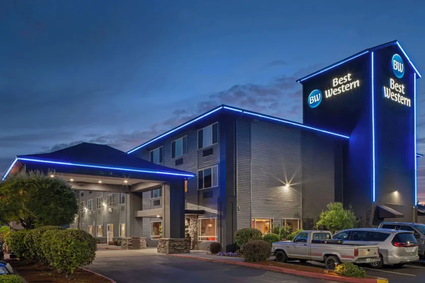 Best Western Cascade Inn & Suites - Image 1