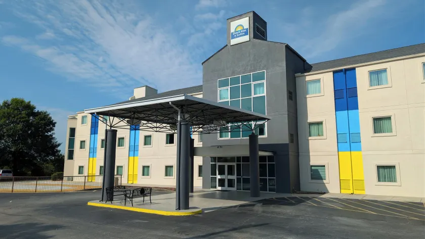 Days Inn & Suites by Wyndham Augusta Near Fort Eisenhower - Image 1