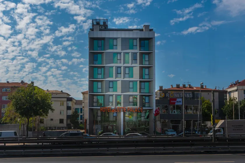 Land Park Hotel - Image 1