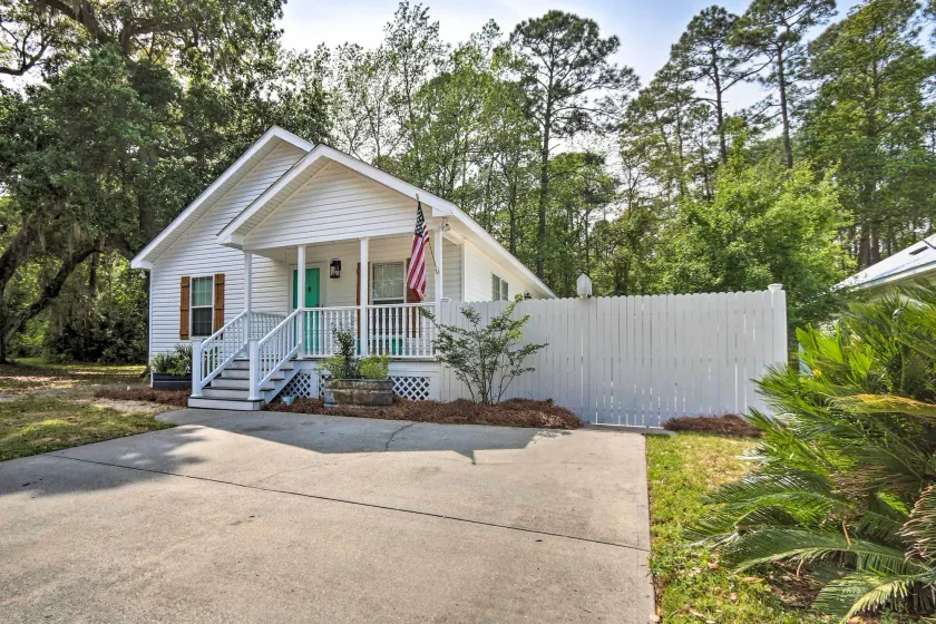 Patio & Gas Grill: Charming Bluffton Escape! - Image 1