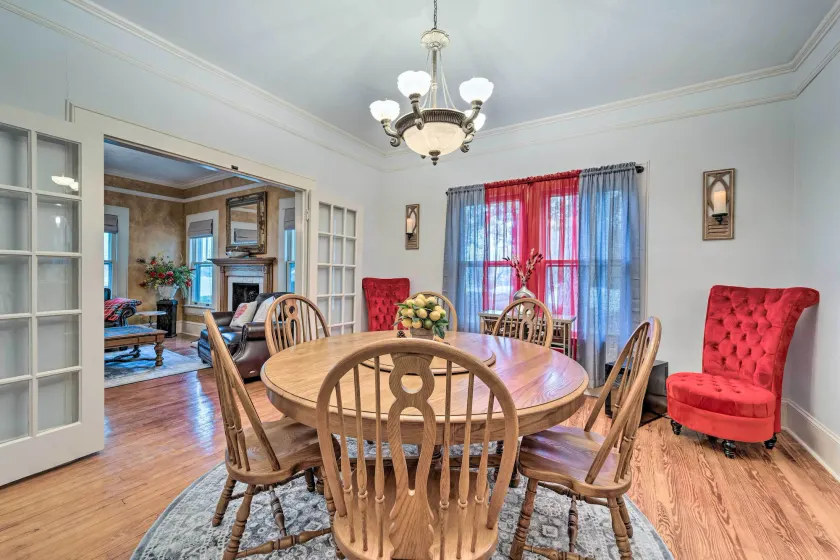 Burgaw House w/ Large Covered Porch & Swing! - Interiør