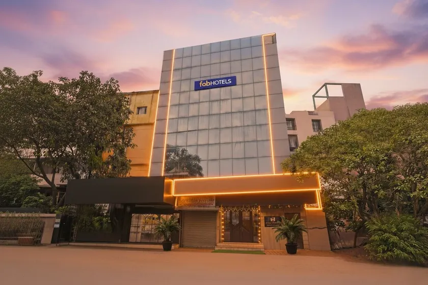 FabHotel Gulshan International - Nr Peter Cat Park Street - Image 1