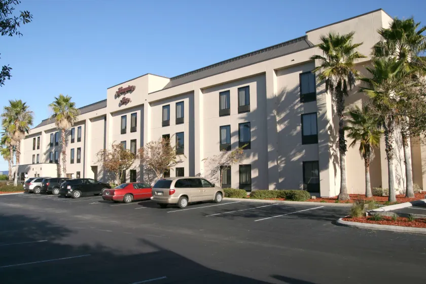 Hampton Inn Spring Hill - Image 1