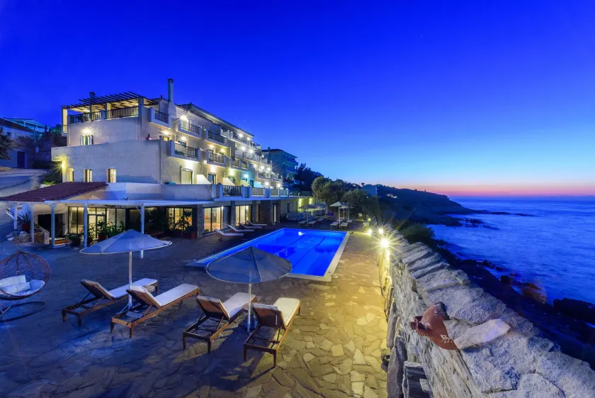 Cavos Bay Hotel & Studios - Image 1