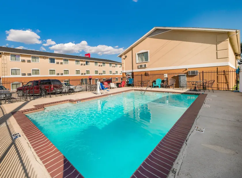 Red Roof Inn & Suites Denton - Image 1