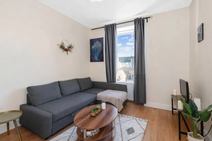Edinburgh Beach Apartment Free On-street Parking - Image 1
