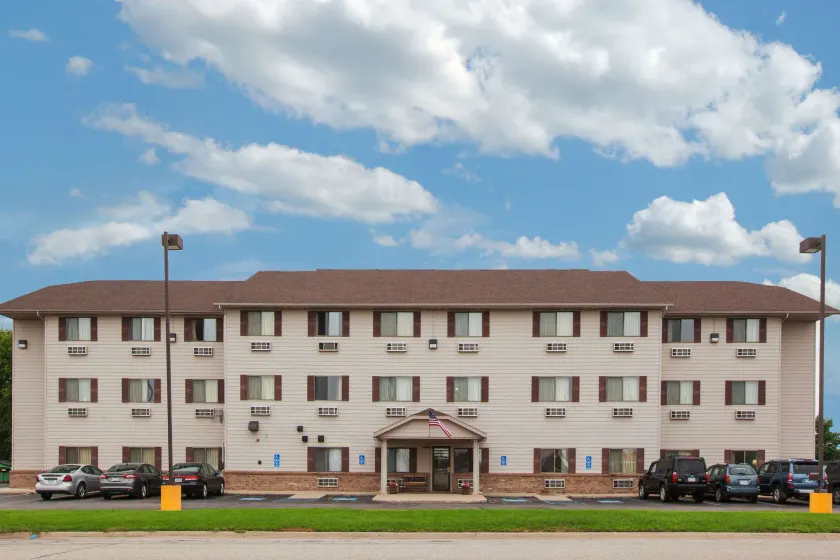 Super 8 by Wyndham Mason City - Image 1