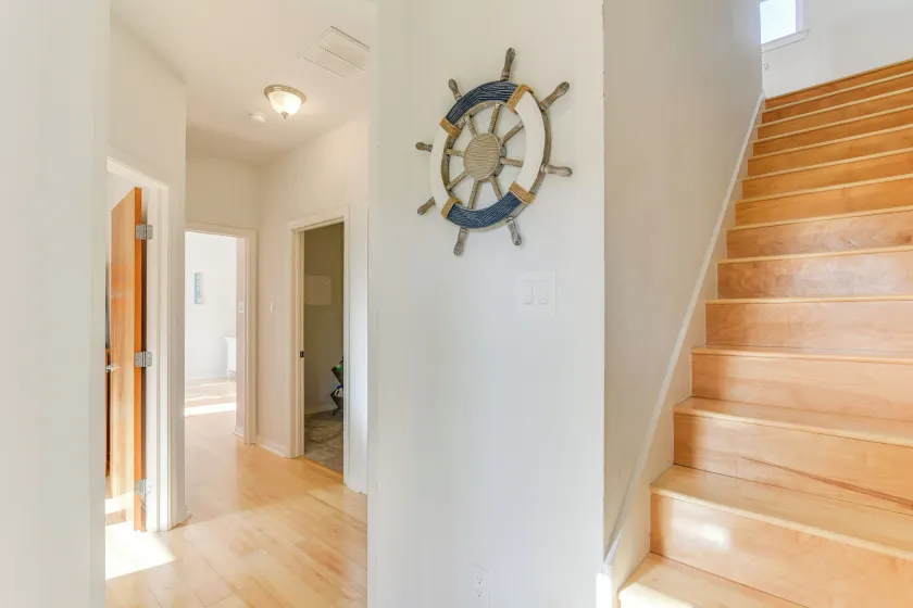 Seabrook Getaway w/ Balconies & Bay Views! - Intérieur
