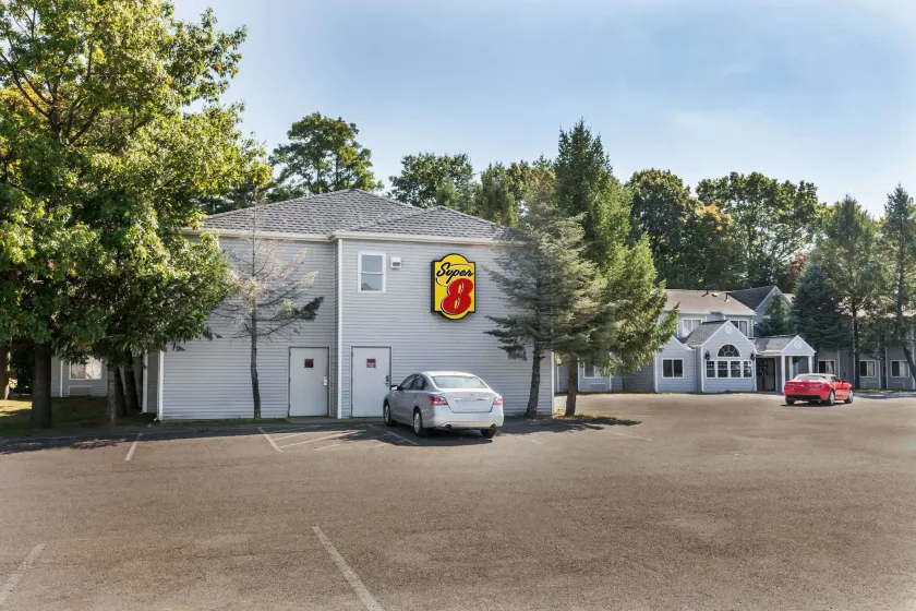 Super 8 by Wyndham Schenectady/Albany Area - Image 1