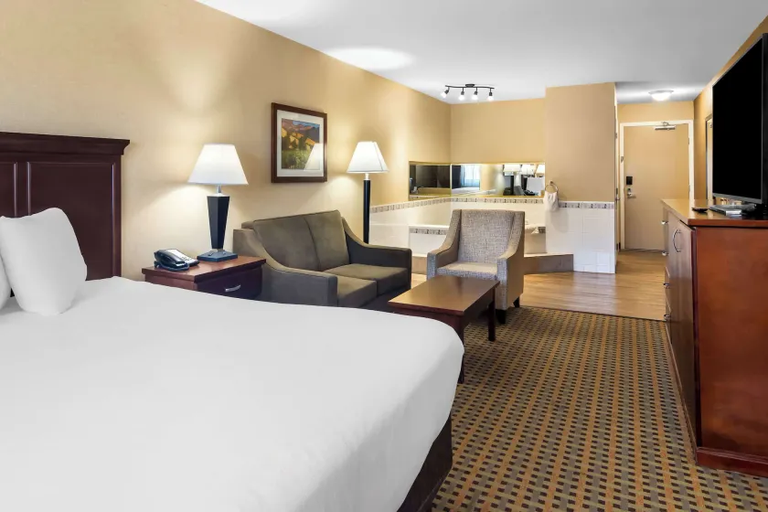 Best Western Plus Osoyoos Hotel & Suites - Image 1