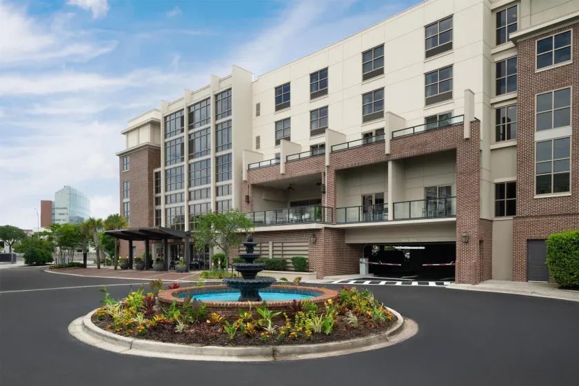 Hilton Garden Inn Charleston Waterfront/Downtown - Image 1