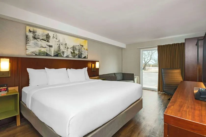 Comfort Inn Cambridge - Highway 401 - Image 1