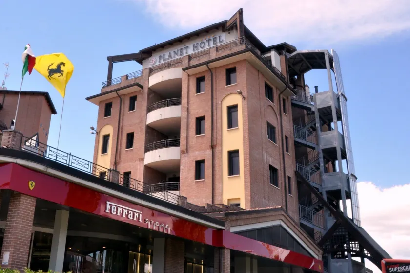 Planet Hotel - Image 1