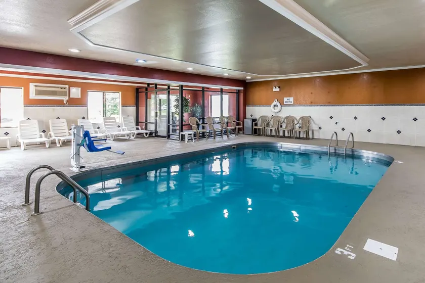 Quality Inn & Suites Evansville North - Image 1