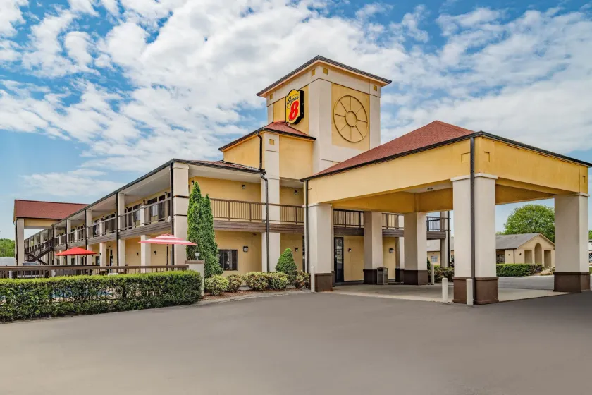 Super 8 by Wyndham Columbia - Image 1