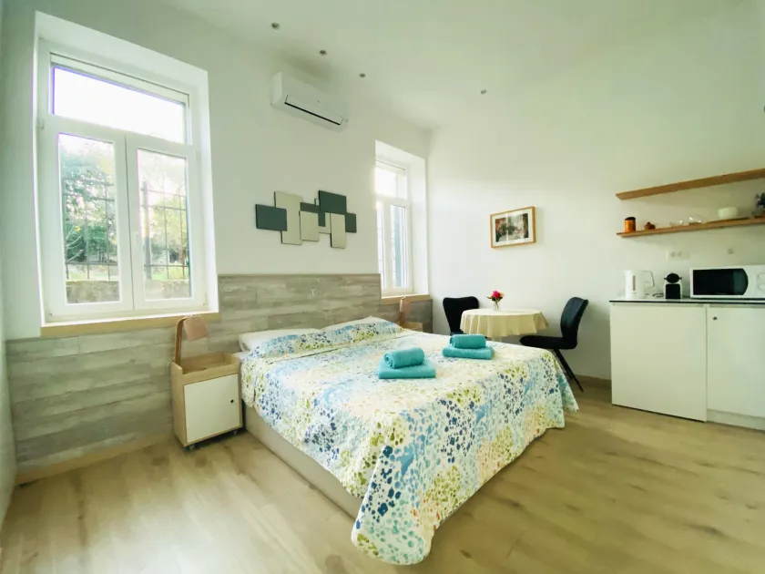 En-suite Rose on Rokova Street - Image 1
