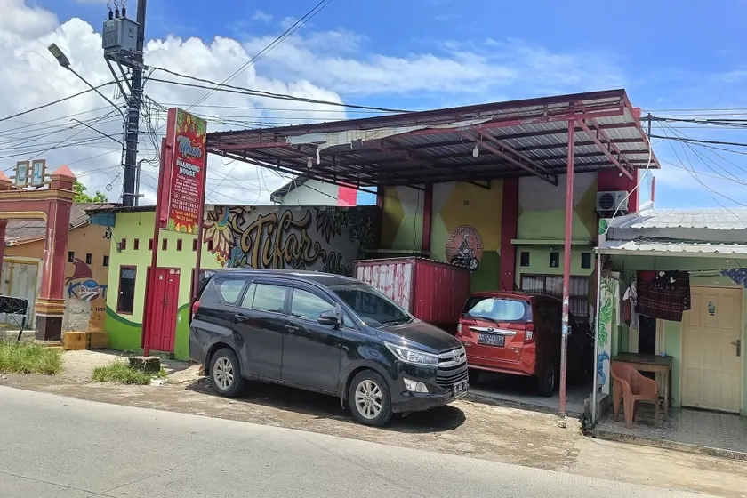 OYO 93875 Tifar House Near Lapangan Raja-raja - Image 1